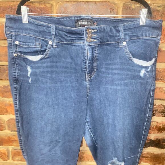 Torrid Medium Wash Blue Distressed Denim Stretch Jegging Jeans Women's Size 22 - Picture 2 of 7